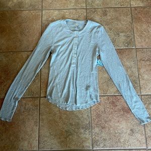 Long sleeve grey shirt with buttons